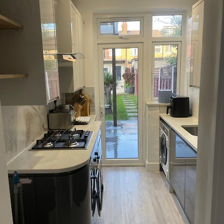 Modern Home With Driveway Parking For 2 Vehicles, Near Tottenham Hotspur Stadium, White Hart Lane Train Station ロンドン エクステリア 写真