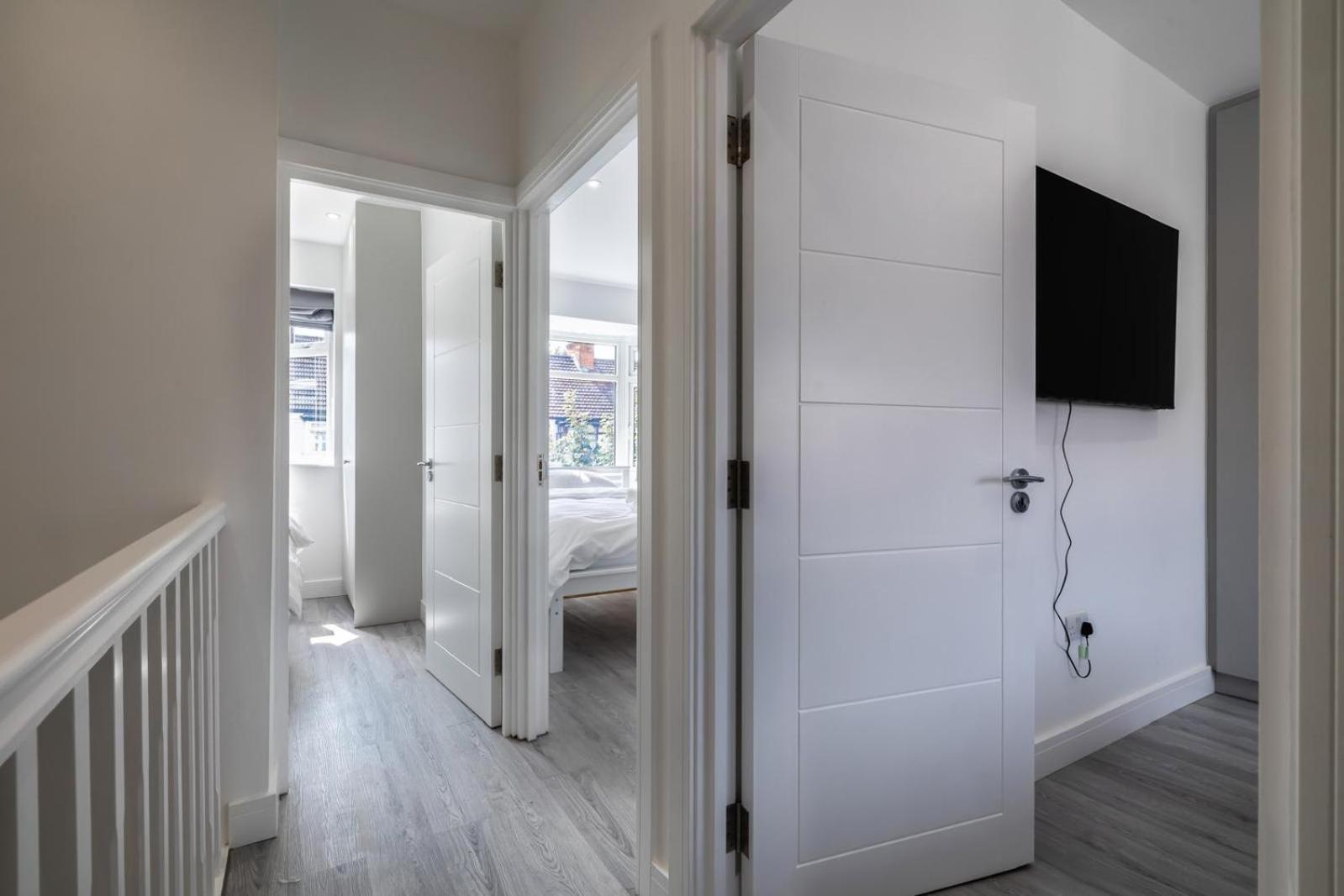 Modern Home With Driveway Parking For 2 Vehicles, Near Tottenham Hotspur Stadium, White Hart Lane Train Station ロンドン エクステリア 写真