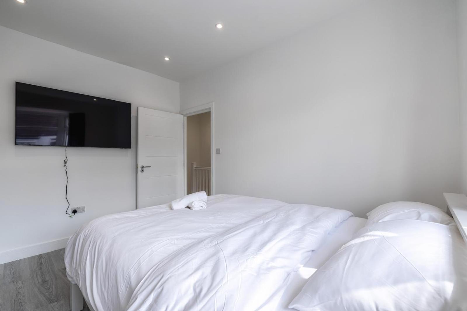 Modern Home With Driveway Parking For 2 Vehicles, Near Tottenham Hotspur Stadium, White Hart Lane Train Station ロンドン エクステリア 写真