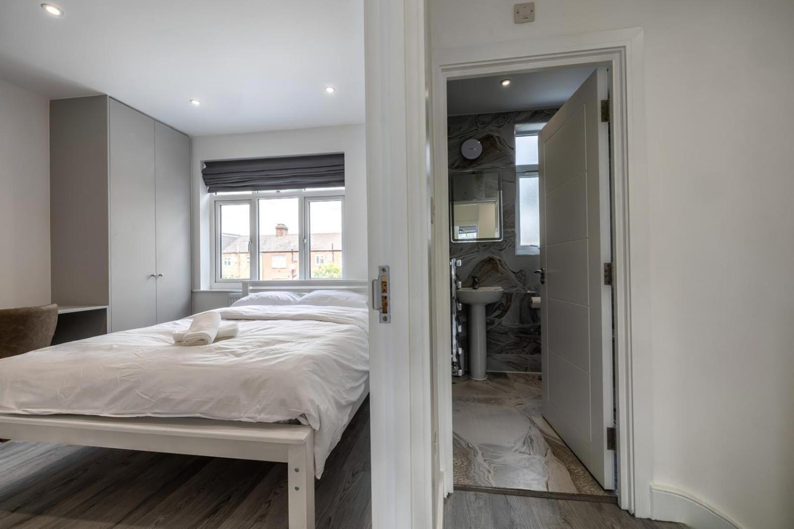 Modern Home With Driveway Parking For 2 Vehicles, Near Tottenham Hotspur Stadium, White Hart Lane Train Station ロンドン エクステリア 写真