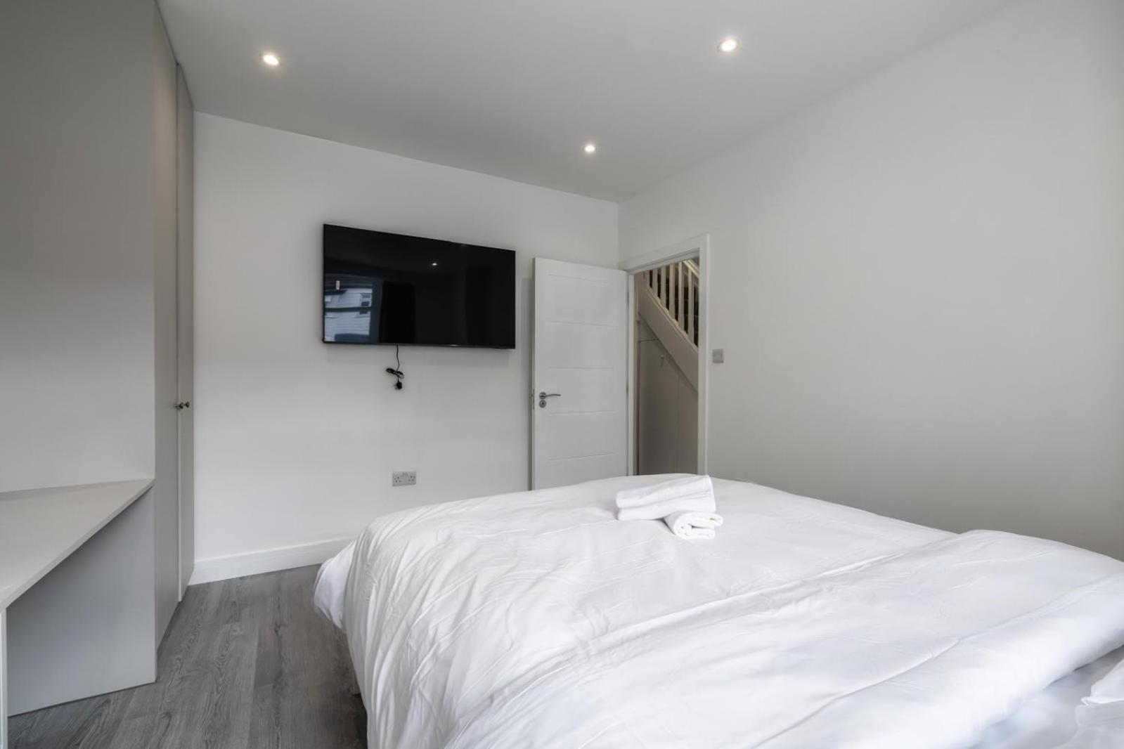 Modern Home With Driveway Parking For 2 Vehicles, Near Tottenham Hotspur Stadium, White Hart Lane Train Station ロンドン エクステリア 写真