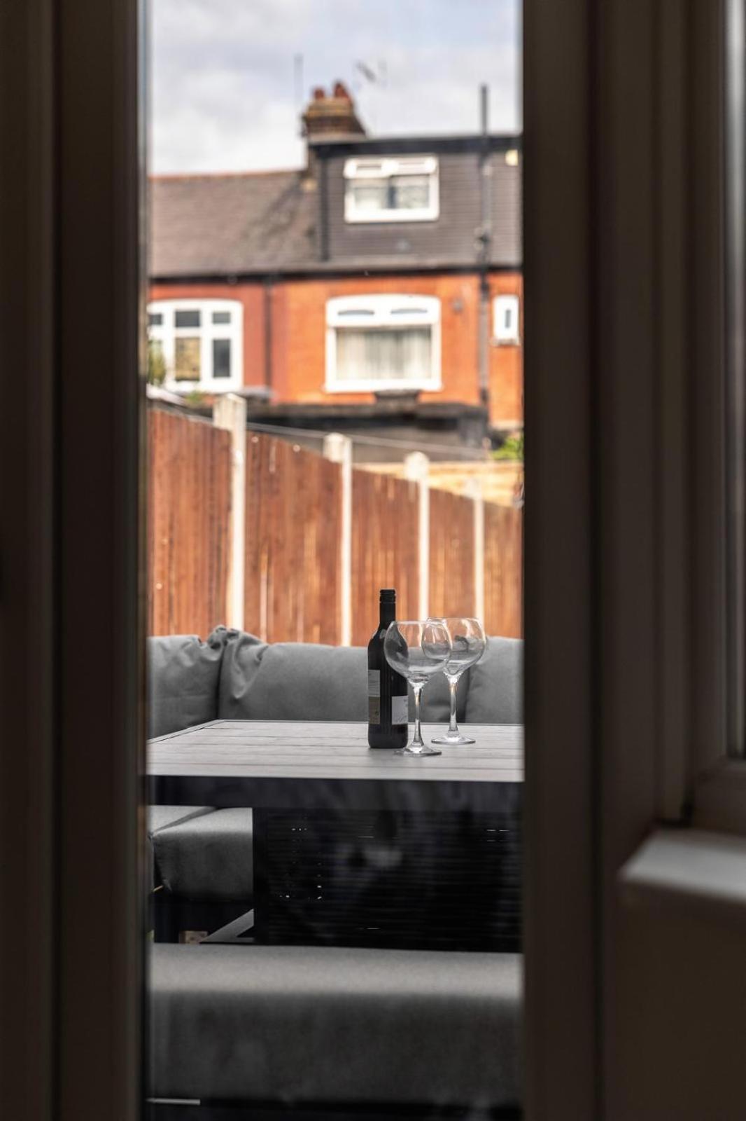 Modern Home With Driveway Parking For 2 Vehicles, Near Tottenham Hotspur Stadium, White Hart Lane Train Station ロンドン エクステリア 写真
