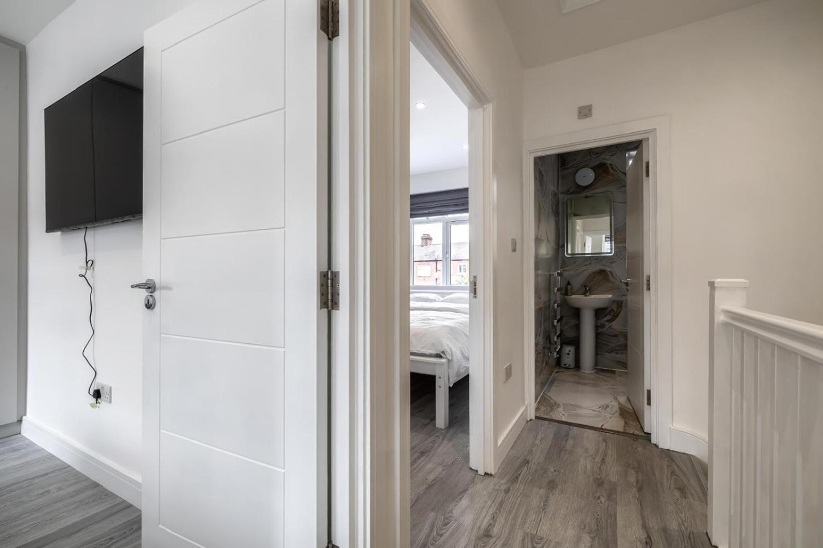 Modern Home With Driveway Parking For 2 Vehicles, Near Tottenham Hotspur Stadium, White Hart Lane Train Station ロンドン エクステリア 写真