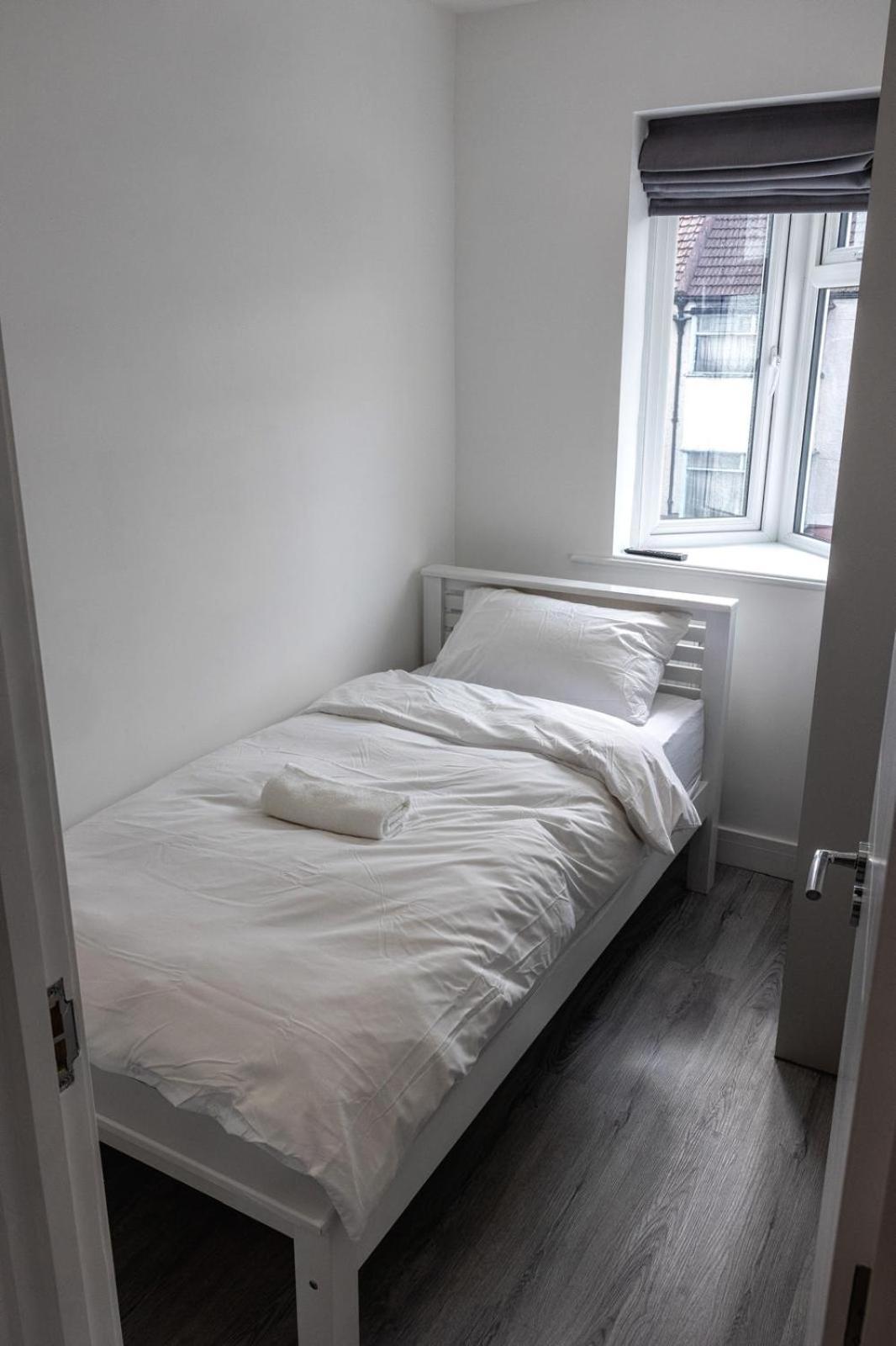 Modern Home With Driveway Parking For 2 Vehicles, Near Tottenham Hotspur Stadium, White Hart Lane Train Station ロンドン エクステリア 写真